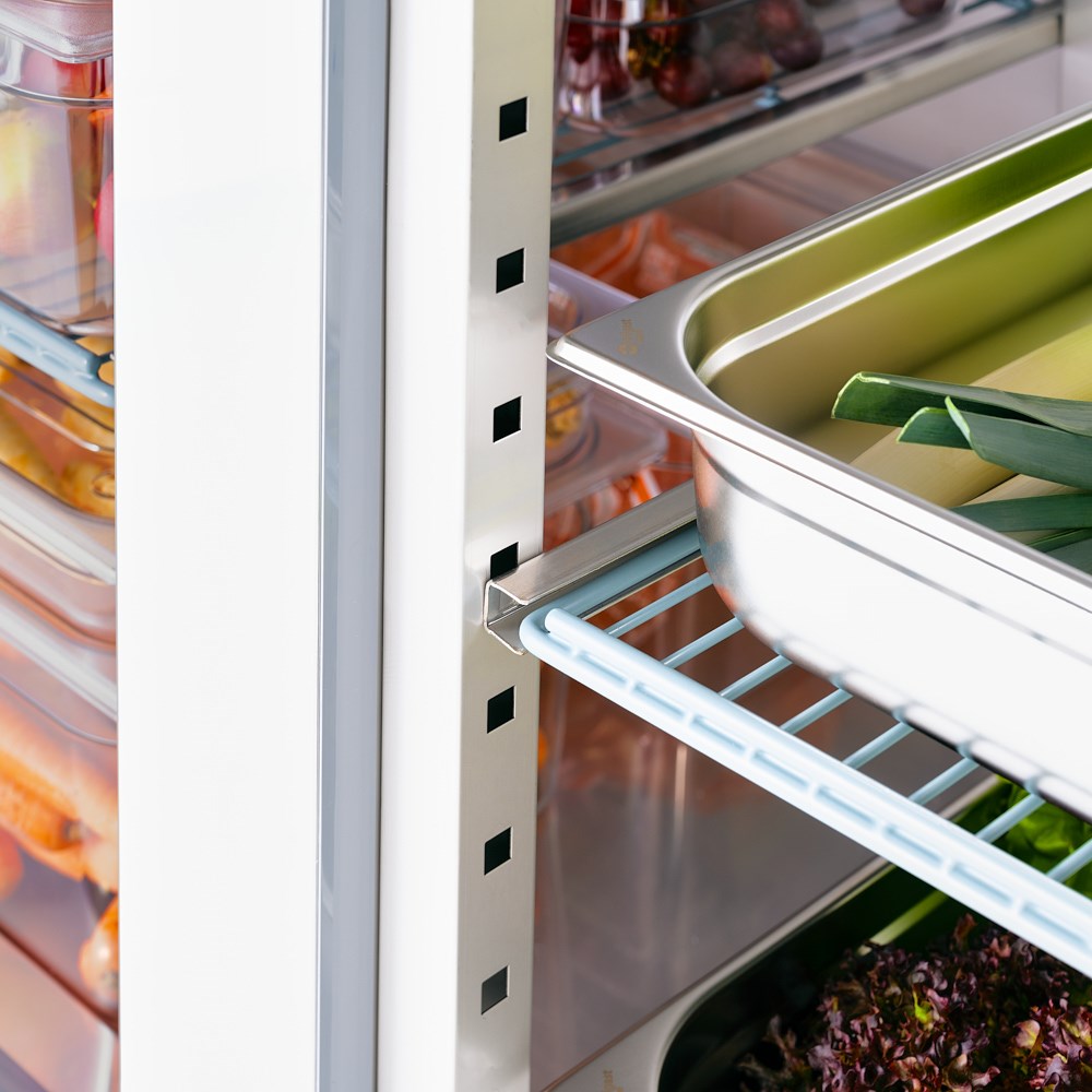 Starline Doppeltür-Kühlschrank mit Rädern, GN 2/1 Starline Doppeltür-Kühlschrank mit Rädern, GN 2/1