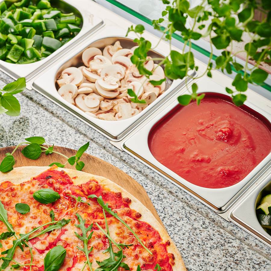 Starline Pizzatisch mit Kühlaufsatz und Glasabdeckung, 3-türig, 8x GN 1/6 Starline Pizzatisch mit Kühlaufsatz und Glasabdeckung, 3-türig, 8x GN 1/6