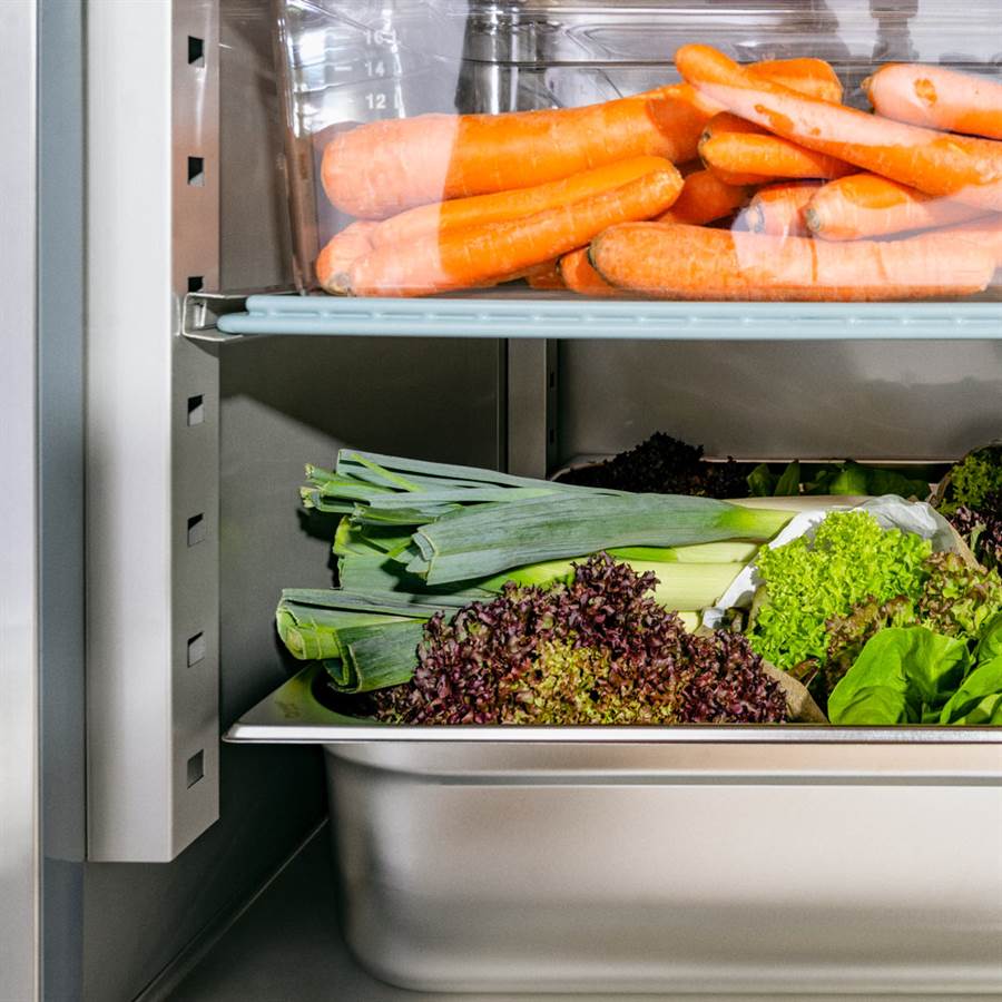 Edelstahl-Kühlschrank, GN 2/1, 740x810x2010 mm (BxTxH), 0,21 kW Edelstahl-Kühlschrank, GN 2/1, 740x810x2010 mm (BxTxH), 0,21 kW