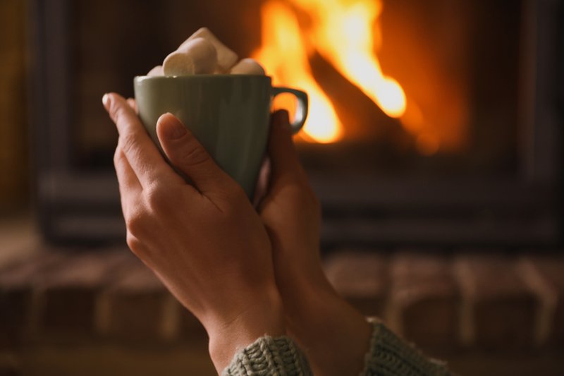 herbstliche-kaffeepause-am-kamin