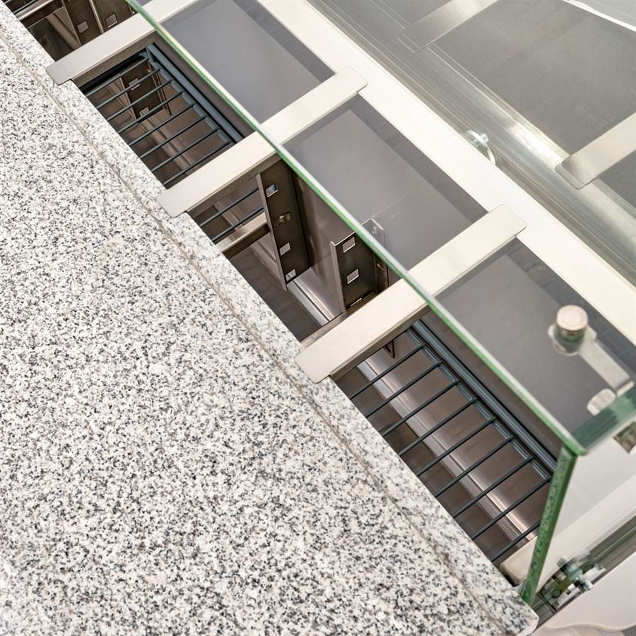 Starline Pizzatisch mit Kühlaufsatz und Glasabdeckung, 3-türig, 8x GN 1/6 Starline Pizzatisch mit Kühlaufsatz und Glasabdeckung, 3-türig, 8x GN 1/6