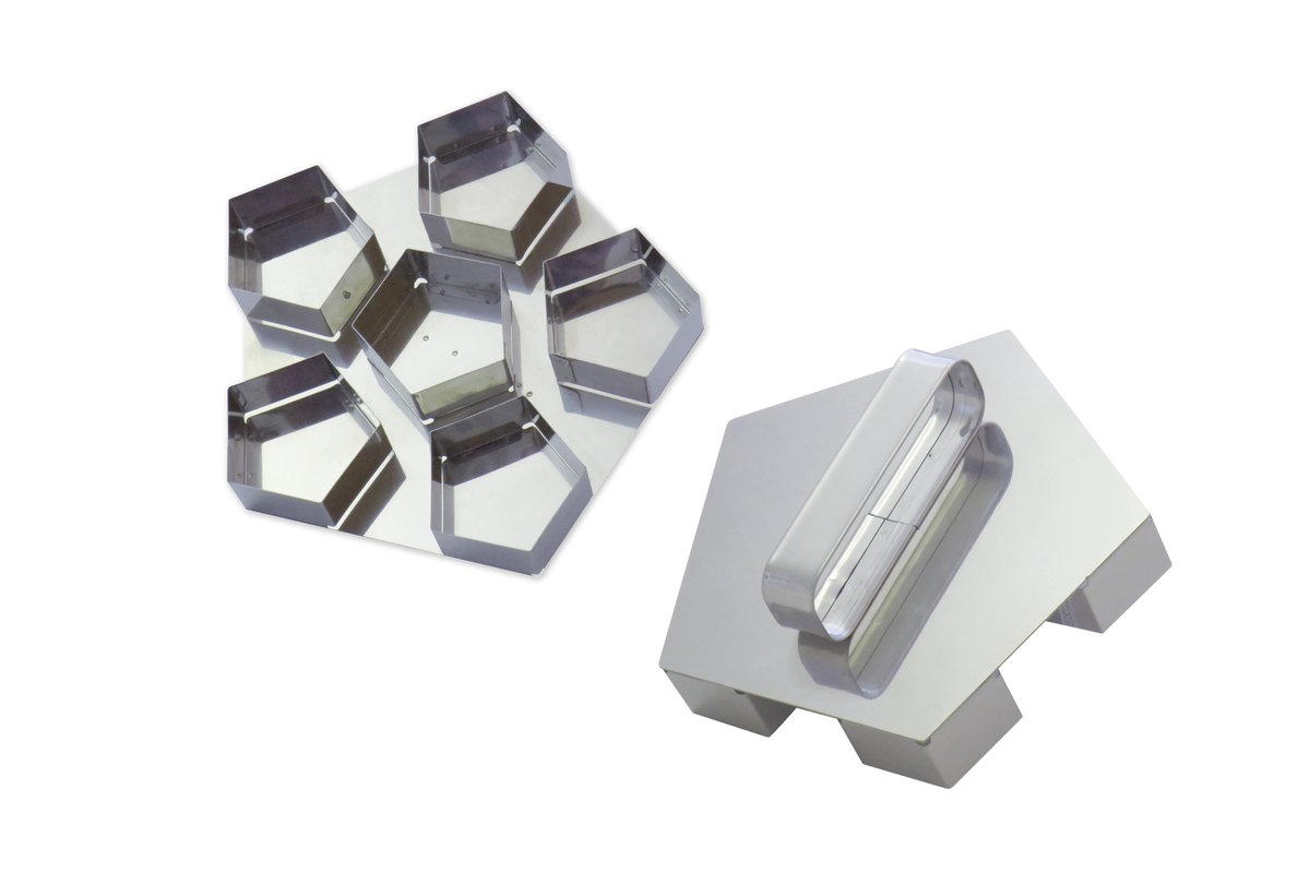 Brotdrücker Edelstahl Fußballmotiv, fünfeckig