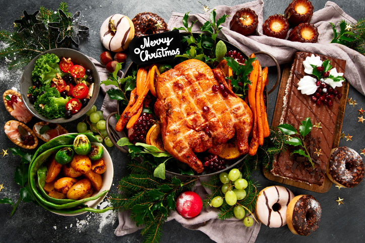 Geflügelbraten auf gedecktem Tisch