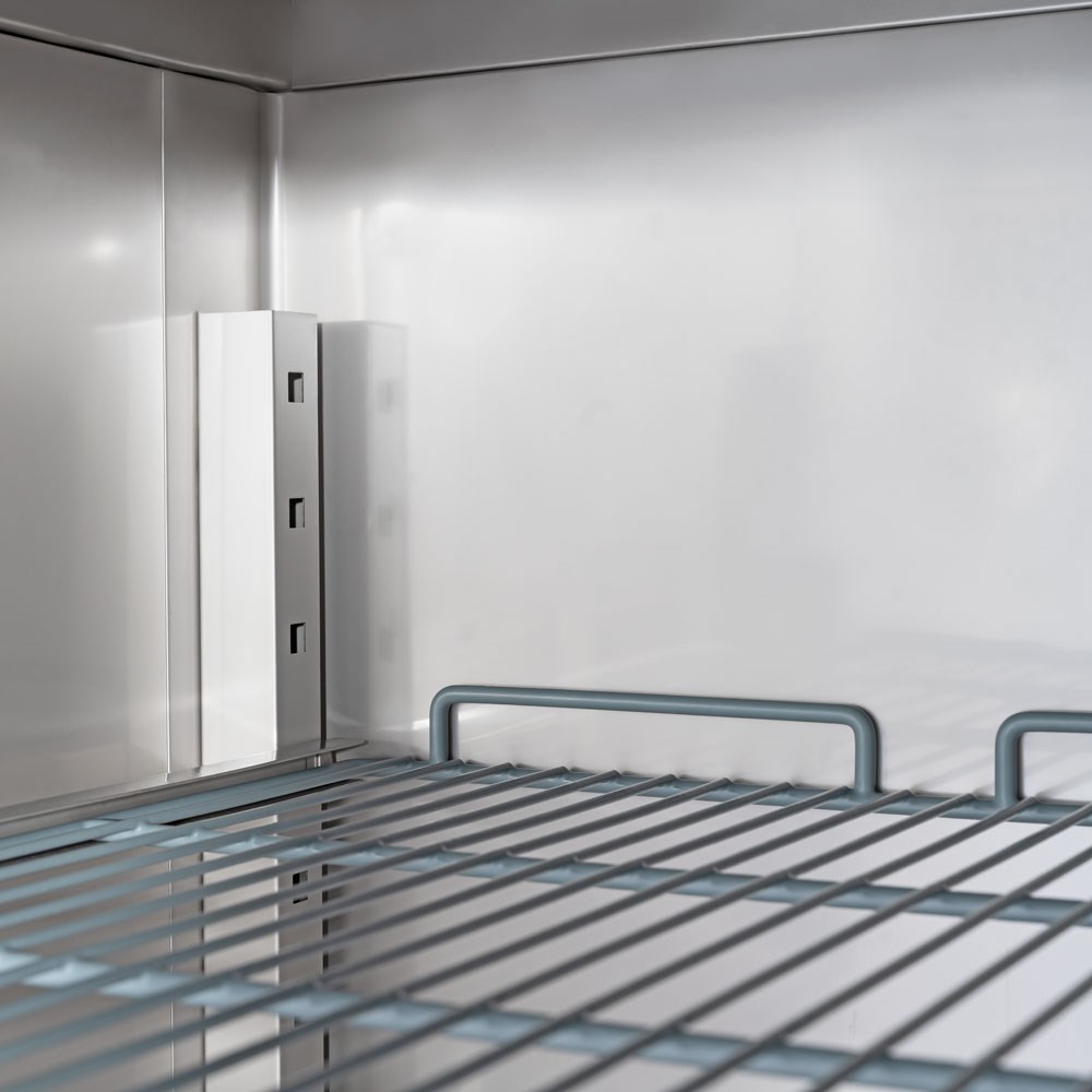 Edelstahl-Kühlschrank, GN 2/1, 740x810x2010 mm (BxTxH), 0,21 kW Edelstahl-Tiefkühlschrank, GN 2/1, 740x830x2010 mm (BxTxH), 0,48 kW