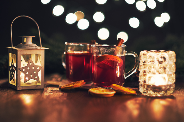 Gluehweintassen bei Kerzenschein