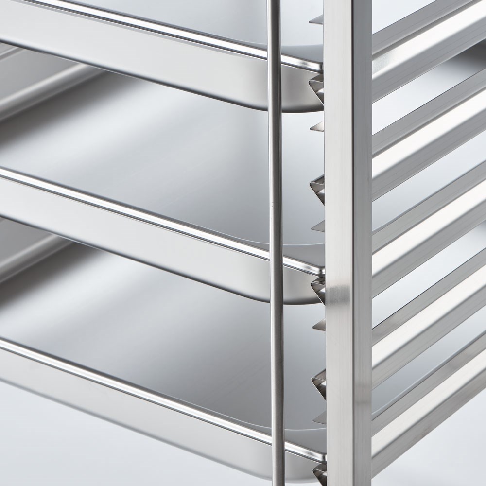 Tablettwagen aus Edelstahl, passend für 14 x GN 1/2, 590 x 670 x 1735 mm (BxTxH) Tablettwagen aus Edelstahl, passend für 14 x GN 2/1, 590 x 670 x 1735 mm (BxTxH)