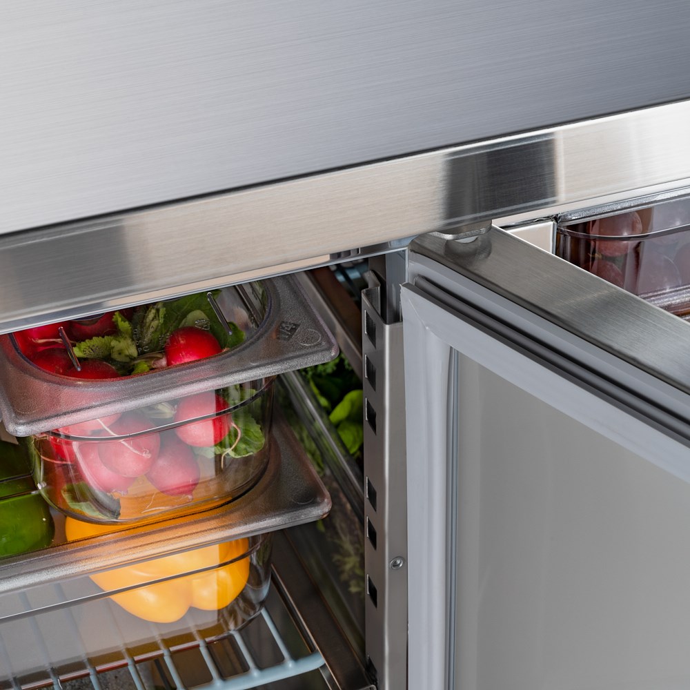 Tiefkühltisch mit 3 Türen, GN 1/1, 1795x700x850 (BxTxH), ohne Aufkantung