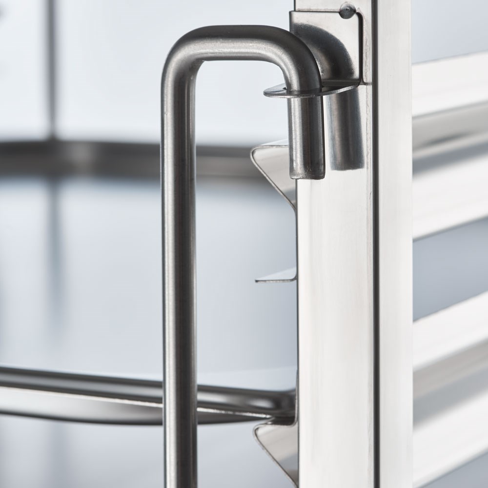 Tablettwagen aus Edelstahl, passend für 14 x GN 1/2, 590 x 670 x 1735 mm (BxTxH)