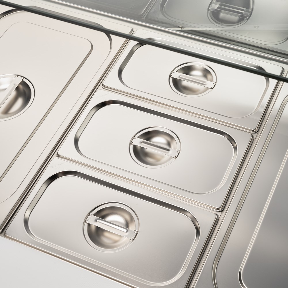 Starline Saladette mit Glasabdeckung, 3-türig, 16x GN 1/4 Saladette mit Glasaufsatz, 3-türig, GN 1/1, Aufnahme 16x GN1/4, 1365x700x1345 mm (BxTxH)