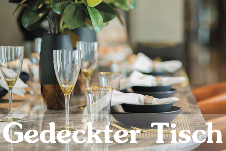 Gedeckter Tisch mit Geschirr