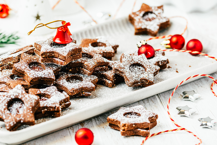 Teller mit Keksen in Sterneform