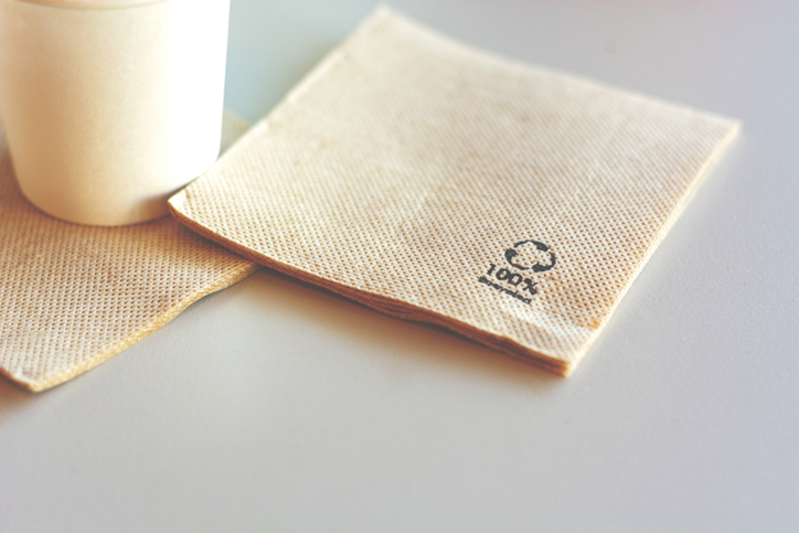 Serviette auf einem Tisch Serviette auf einem Tisch